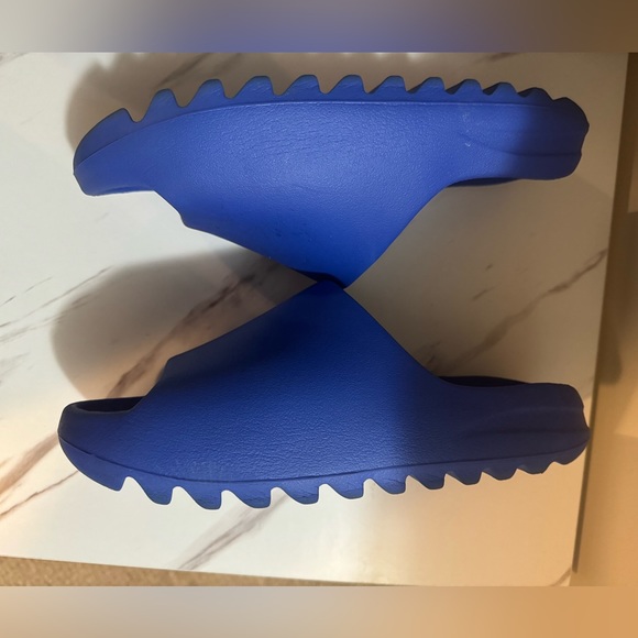 Yeezy slides. Worn 1 time for less than 4 hours. - Picture 3 of 5